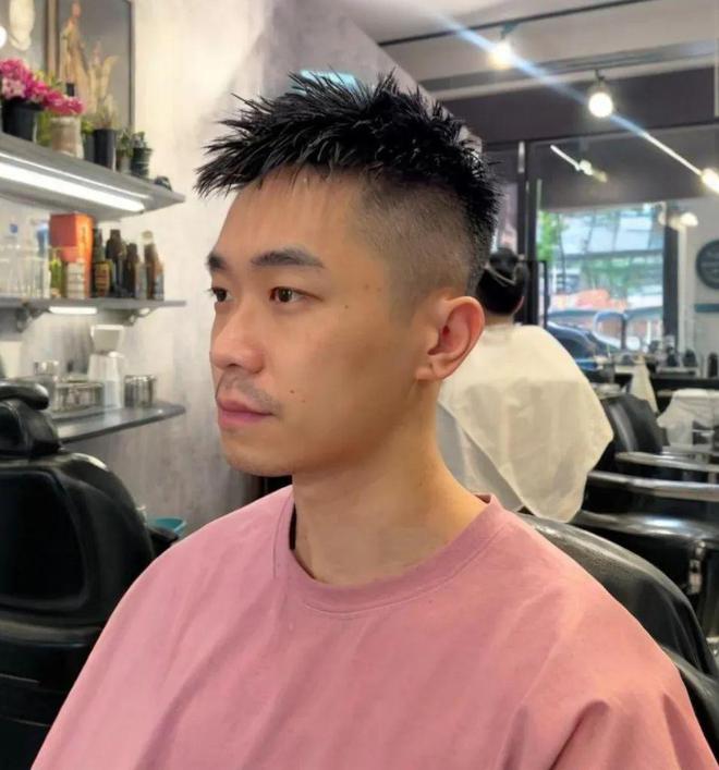 款发型更好看轻熟帅气展现型男魅力！AG真人登录男人过了40岁剪这3(图3)