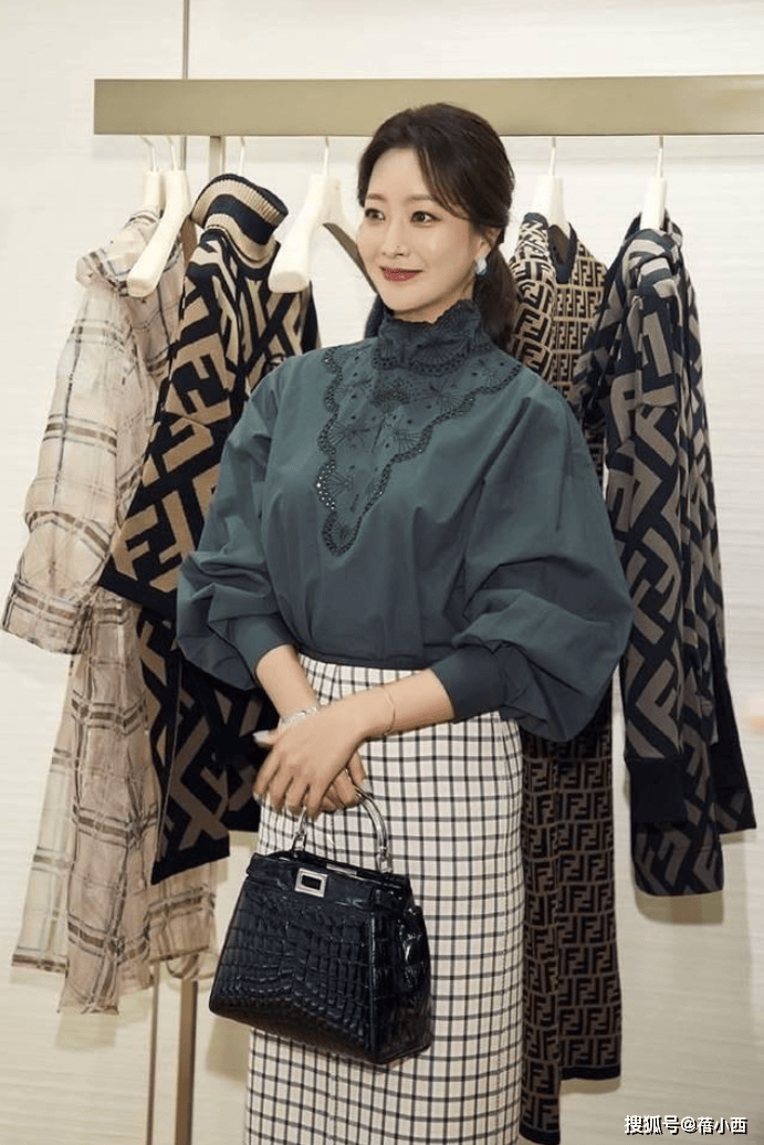 恤牛仔裤！金喜善教你这样穿：又美又显贵AG真人百家乐女人过了40岁请放弃T(图1)