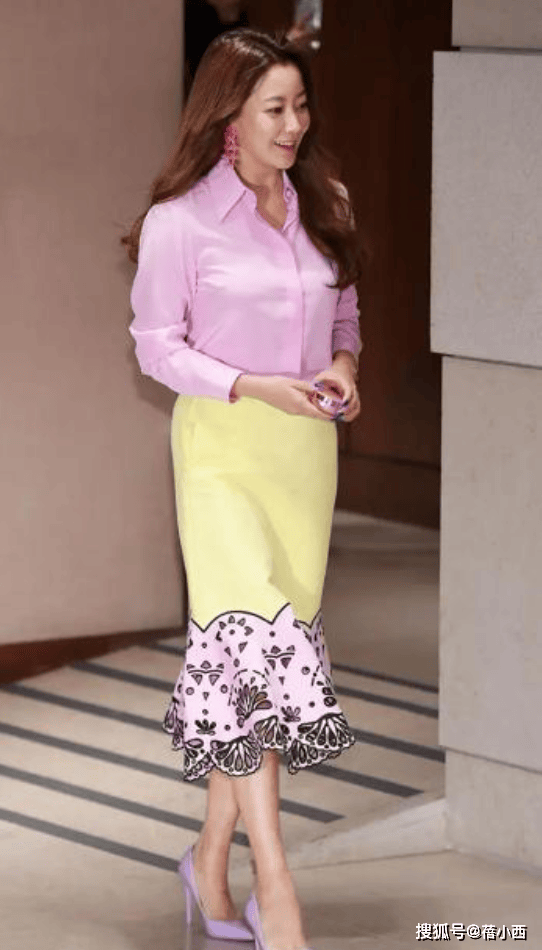 恤牛仔裤！金喜善教你这样穿：又美又显贵AG真人百家乐女人过了40岁请放弃T(图4)