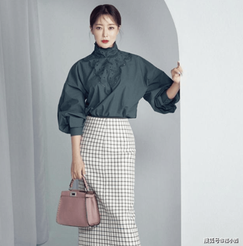恤牛仔裤！金喜善教你这样穿：又美又显贵AG真人百家乐女人过了40岁请放弃T(图7)